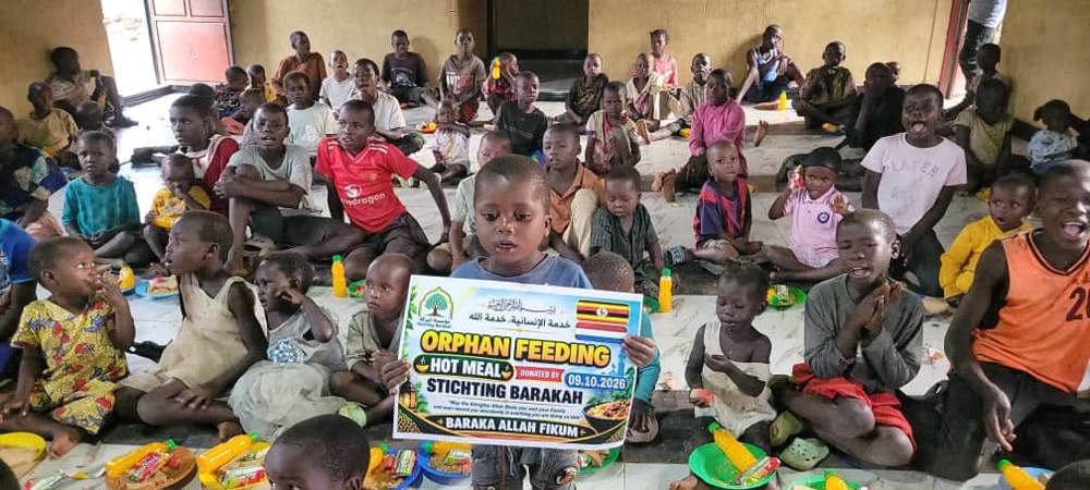 Weeskinderen in Naboa, Uganda, tijdens een warme maaltijd van Stichting Barakah