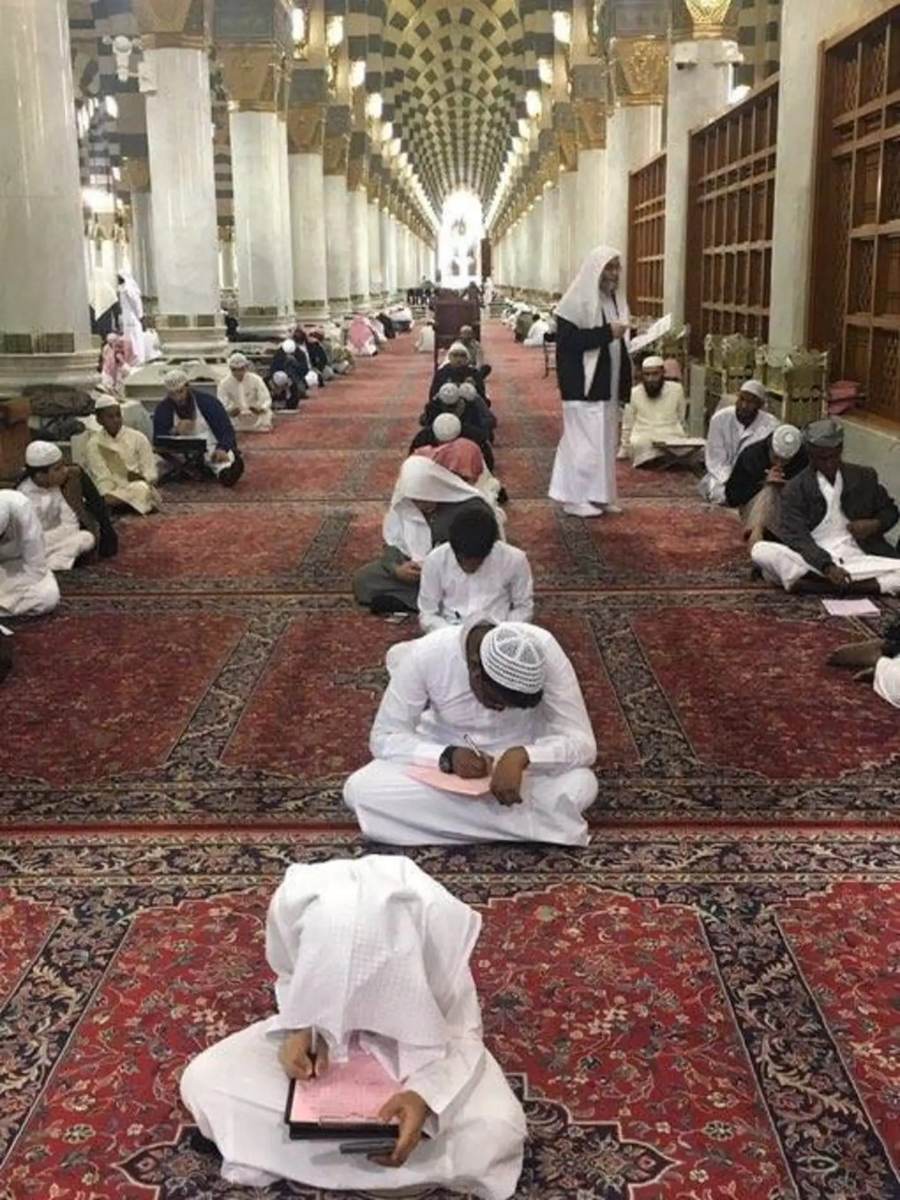 Studenten maken een examen in de moskee in Medina